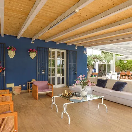 3 Bedroom Lovely In Holiday home